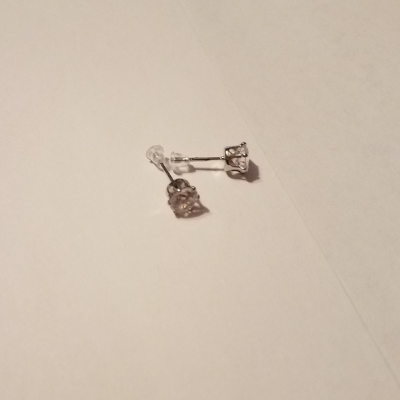 Beautiful Crystal stud earrings!! - Picture 8 of 8